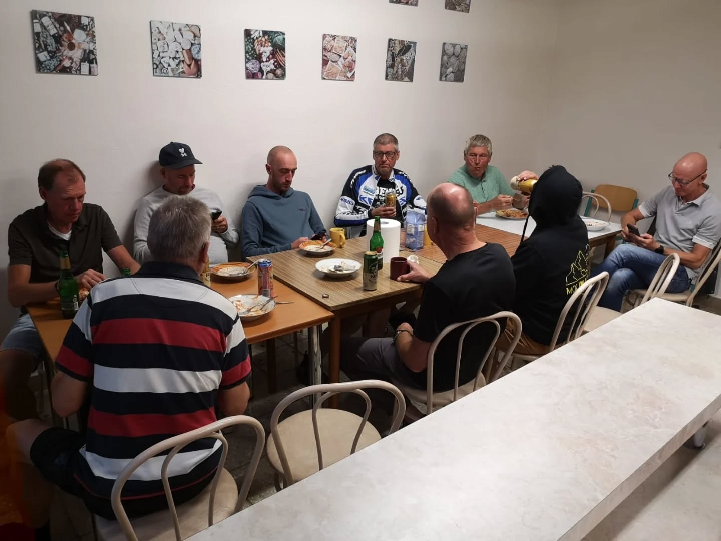 Chainreaction: Nach 250 km Regenfahrt wartet die Nudelparty